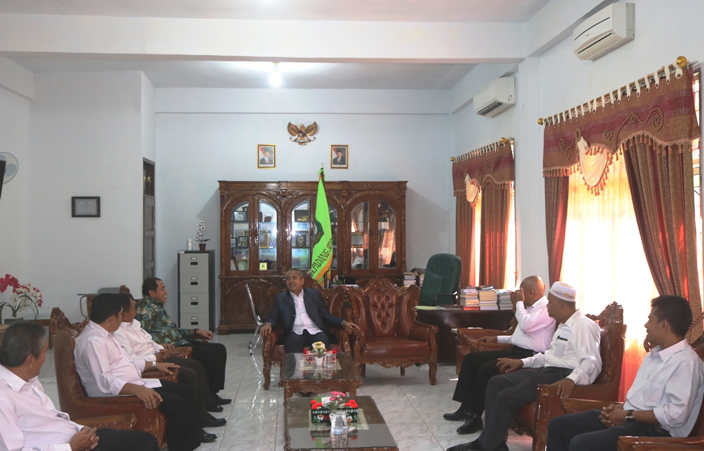 AWALI AKTIVITAS, KEPALA BIRO IAIN PADANGSIDIMPUAN MENGADAKAN SILATURRAHIM DAN KUNJUNGAN KE FAKULTAS