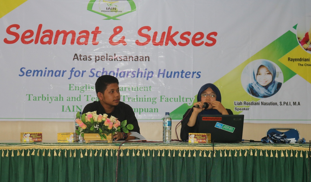 HMJ Tadris Bahasa Inggris FTIK IAIN Padangsidimpuan Gelar Seminar For The Scholarship Hunters