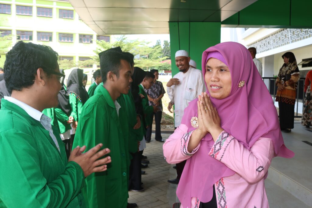 Usung Tema Fastabiqul Khoirot, Dekan FDIK IAIN Padangsidimpuan Lantik 93 Pengurus Lembaga Mahasiswa