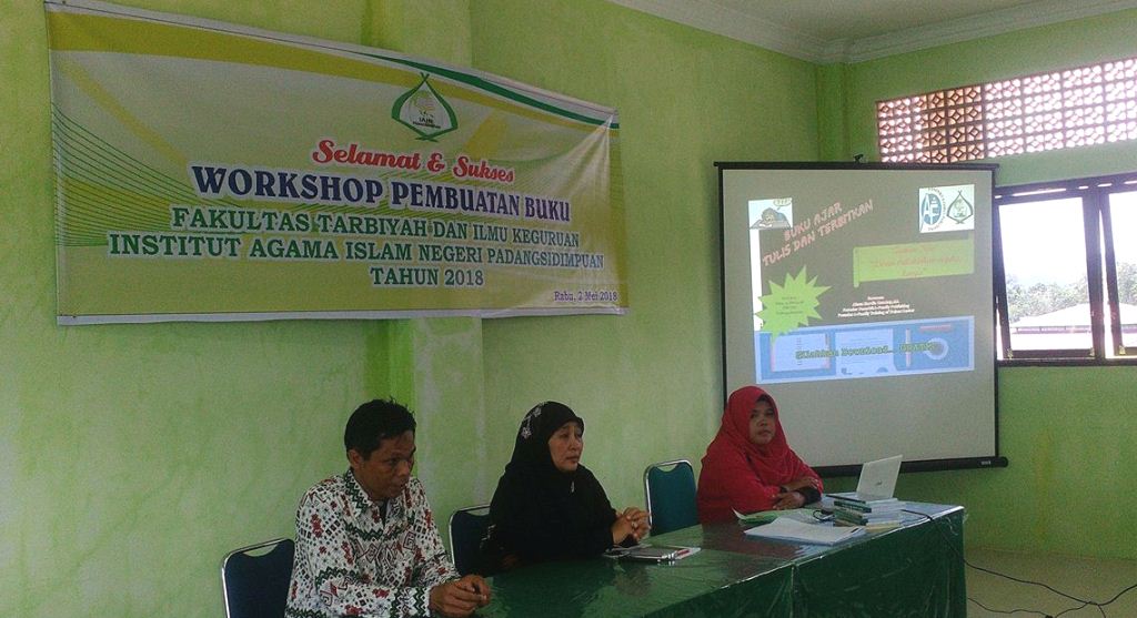 FTIK IAIN Padangsidimpuan menggelar Workshop Pembuatan Buku