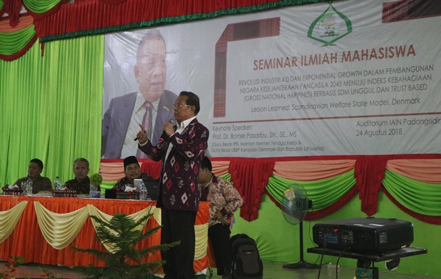 Profesor Bomer Pasaribu Paparkan Revolusi Industri 4.0 pada Seminar Ilmiah IAIN Padangsidimpuan