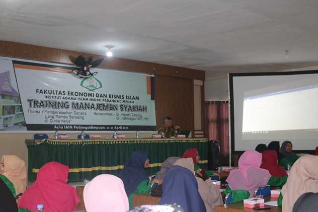 Meningkatkan Kualitas Mahasiswa, FEBI IAIN Padangsidimpuan Gelar Training Banking & Manajemen Syari’ah