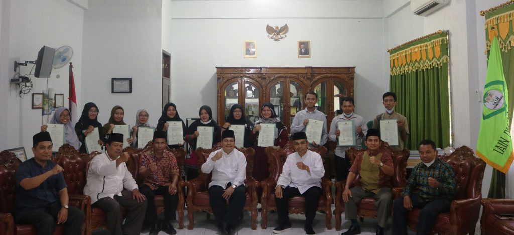 Serahkan 11 SK CPNS, Rektor IAIN Padangsidimpuan Menegaskan Agar Terus Antusias Dan Bersinergi Mengembangkan IAIN Padangsidimpuan