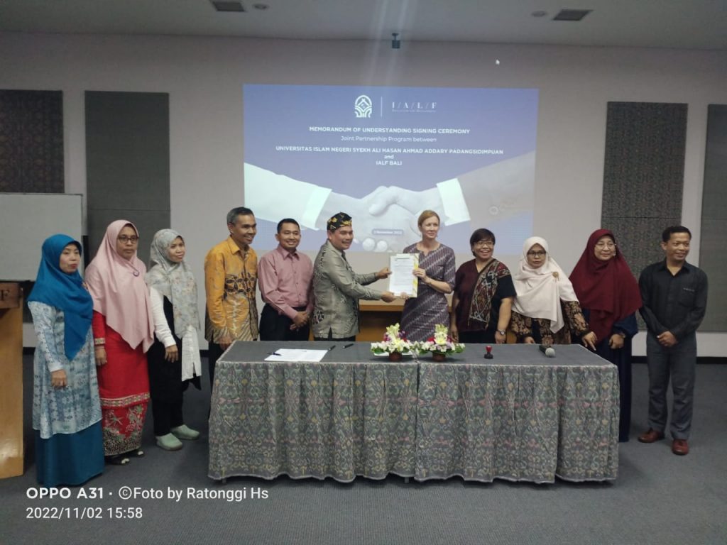Tingkatkan Kualitas Bahasa Asing, UPT P2B UIN Syahada Gelar MoU Dengan IALF Bali