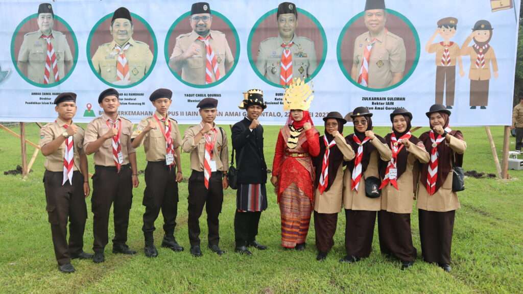 Pakaian Adat Kota Padangsidimpuan Mencuri Perhatian Dalam Defile PWN PTK XVI