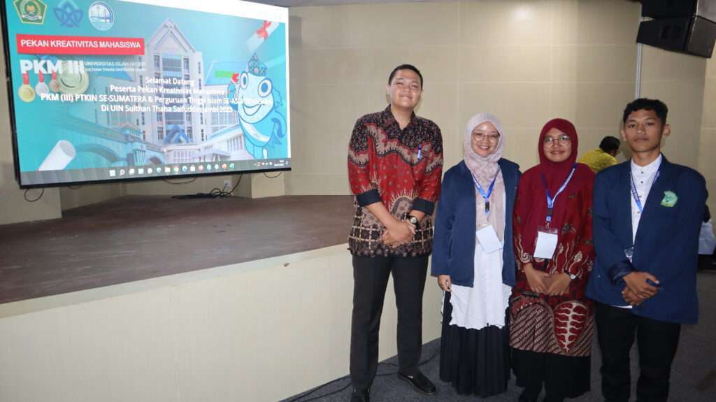 “Raih Medali Perak: Tim Debat Bahasa Inggris UIN SYAHADA Padangsidimpuan Raih Prestasi Gemilang di PKM III se-Sumatera dan Asia Tenggara”