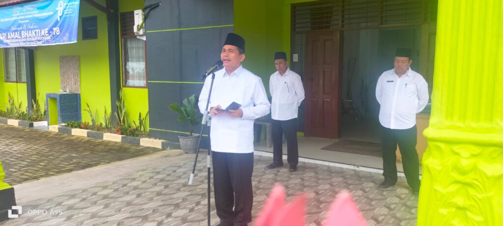 Apel Pagi Perdana 2024, Rektor ingatkan: Tingkatkan Kinerja Pegawai ke Depan
