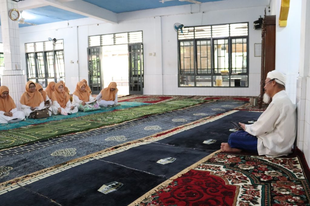 Kejar Berkah Ramadhan DWP UIN Padangsidimpan Bagi Paket Ramadhan dan Santuni Anak Yatim