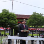 Rektor Pimpin Upacara HUT RI Ke-79 dan Sematkan Lencana Satya Karya Lencana bagi ASN