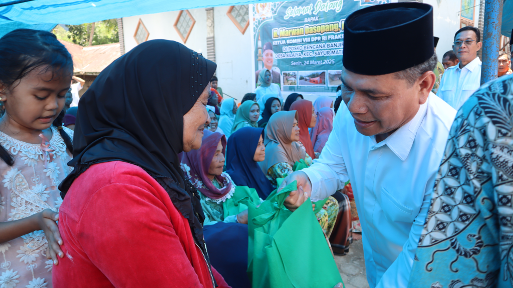Rektor UIN Syahada Padangsidimpuan Berkontribusi dan Dampingi Ketua Komisi VIII DPR RI dan Bupati Tapanuli Selatan Salurkan Bantuan untuk Korban Banjir Desa Silaiya Tapanuli Selatan
