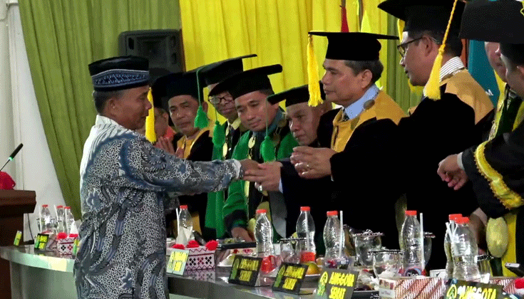 Air Mata di Tengah Apresiasi: Ayah Terima Ijazah Anaknya yang Telah Tiada di Wisuda