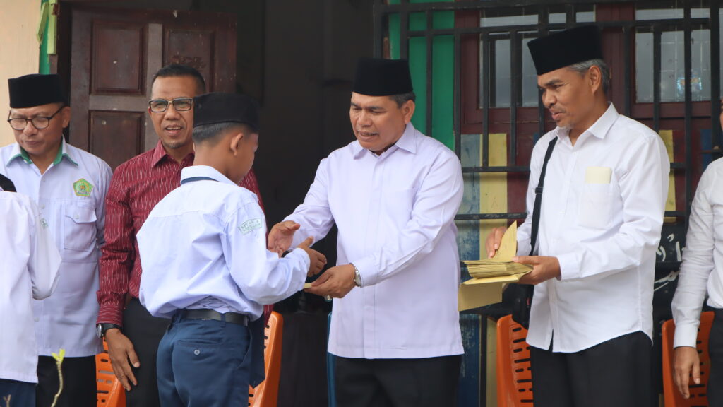 UIN Syahada Padangsidimpuan Salurkan Bantuan untuk MTsN 4 Tapanuli Selatan
