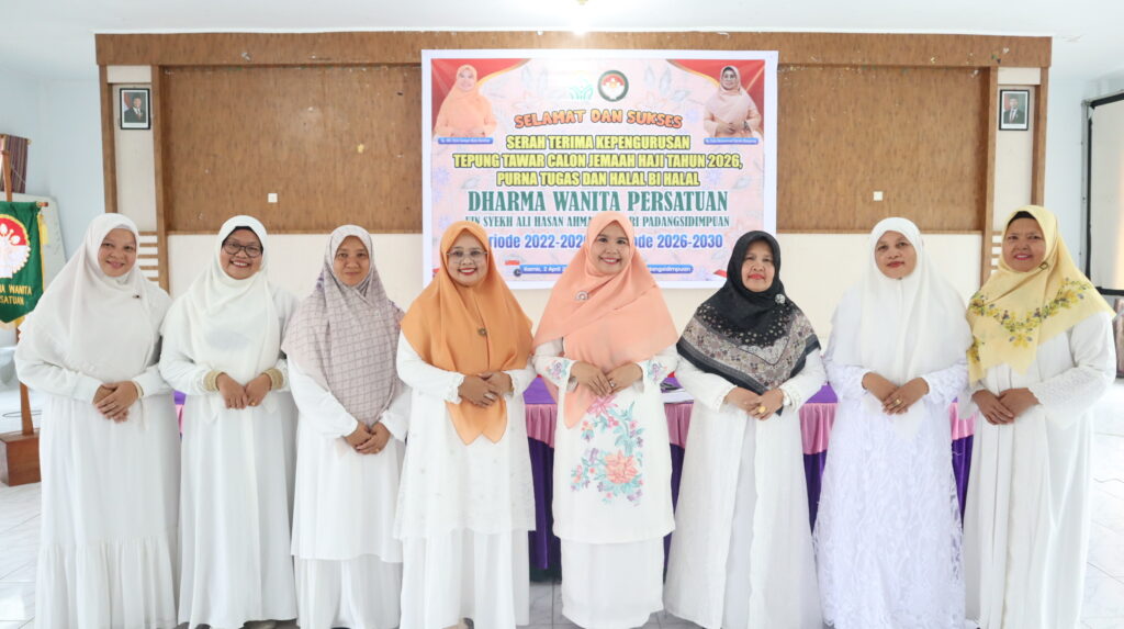 Serah Terima Kepengurusan, Tepung Tawar Calon Jama’ah Haji, dan Halal Bi Halal Warnai Momentum Kebersamaan DWP UIN Syahada