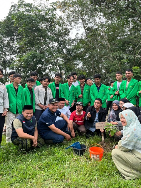 Menanam Kebaikan untuk Generasi Mendatang, Ma’had Al-Jami’ah dan LPPM UIN Syahada Tanam 100 Pohon Wujudkan Kampus Hijau