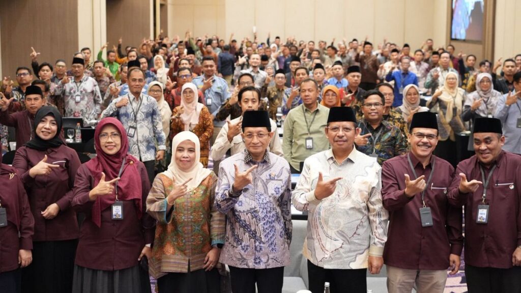 Menteri bersama Pimpinan Forum Rektor Serta Panitia Seleksi Ujian Nasional berfoto bersama usai memberi arahan
