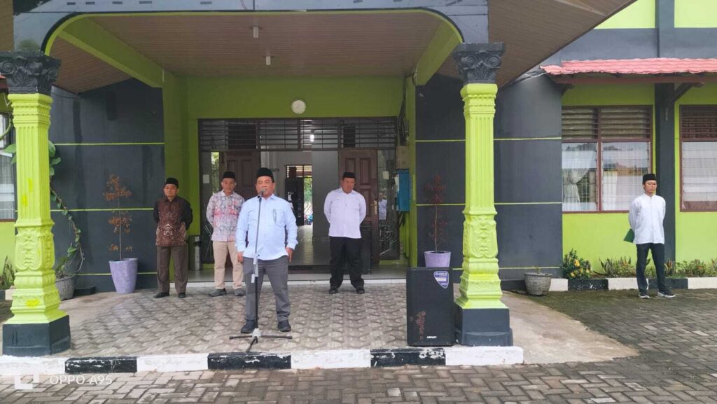 Tanamkan Semangat Pengabdian dan Inovasi, Wakil Rektor II Pimpin Apel Pagi di Lingkungan Biro UIN Syahada