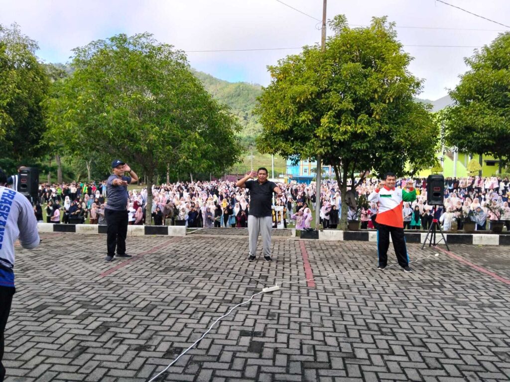 Senam Bersama Penuh Keakraban, Rektor UIN Syahada Motivasi Mahasantri Menjadi Generasi Sehat dan Unggul